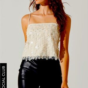 ASTR TOP LUXORIA FLOWER SEQUIN TOP